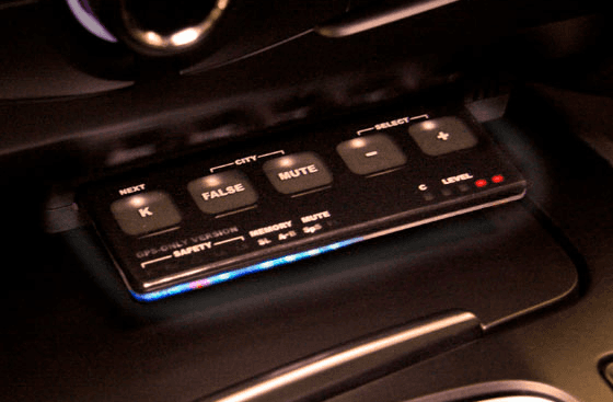 Stinger card in middenconsole van een auto